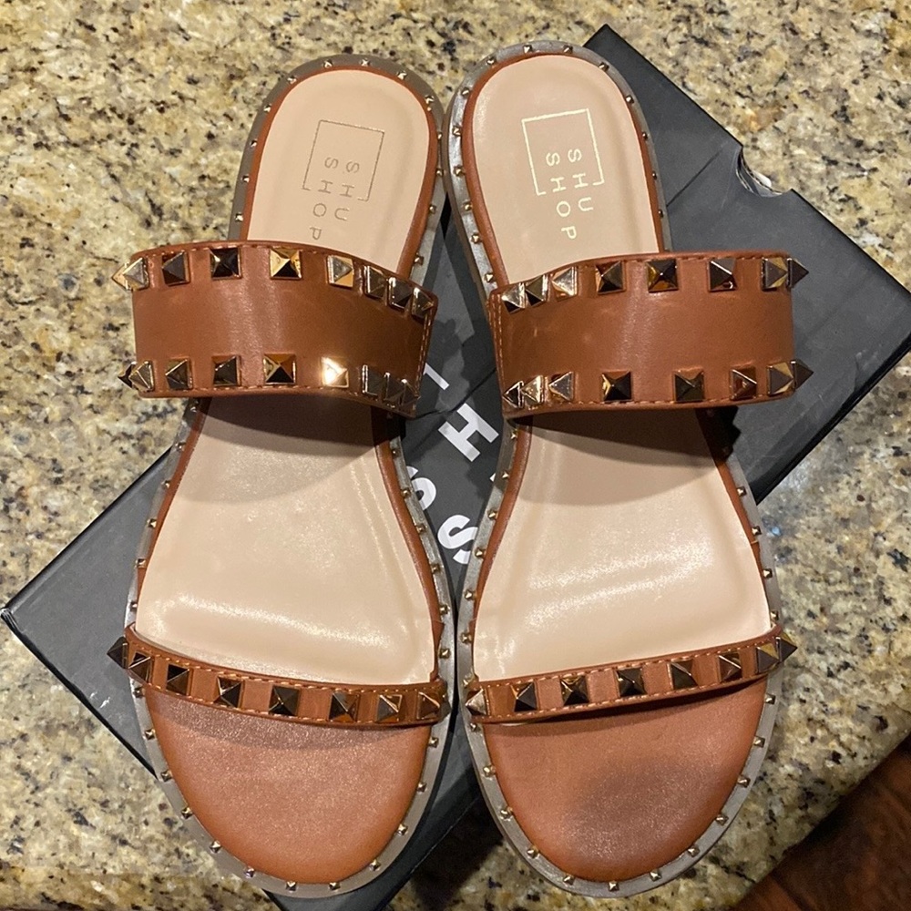 Shushing strap sandal